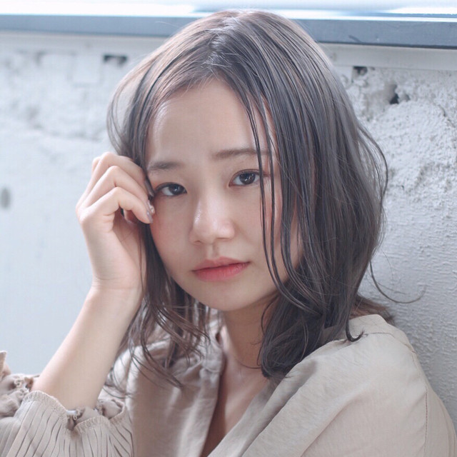 前髪なしミディアムヘアの女性