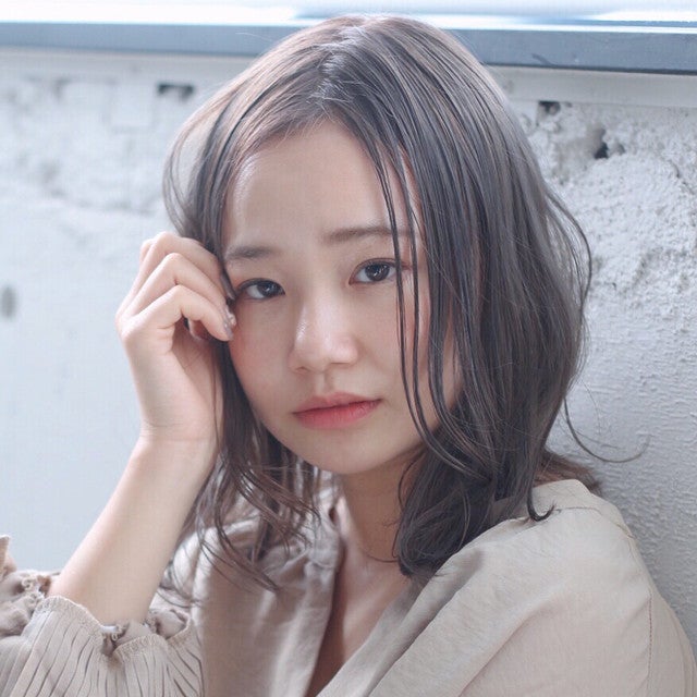 前髪なしミディアムヘアの女性