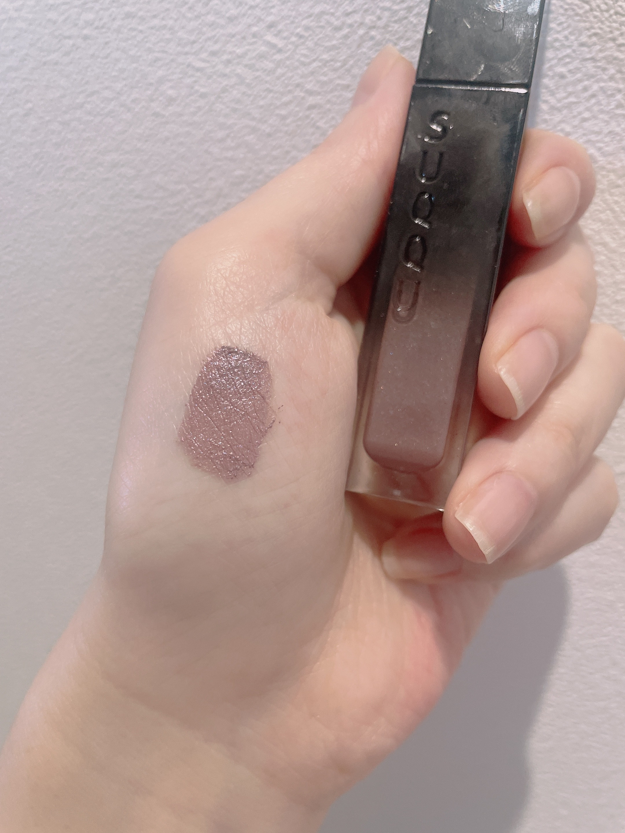 【SUQQU】リクイドラスターアイズ103菫心地

色合いがどうしてもうまく写らない…！！

グレーがかった紫のように感じますが、ぼかすとピンクみもあります。
ラメが繊細で美しいので、グラデーションを作るとすっごく綺麗✨

私は大人っぽくし