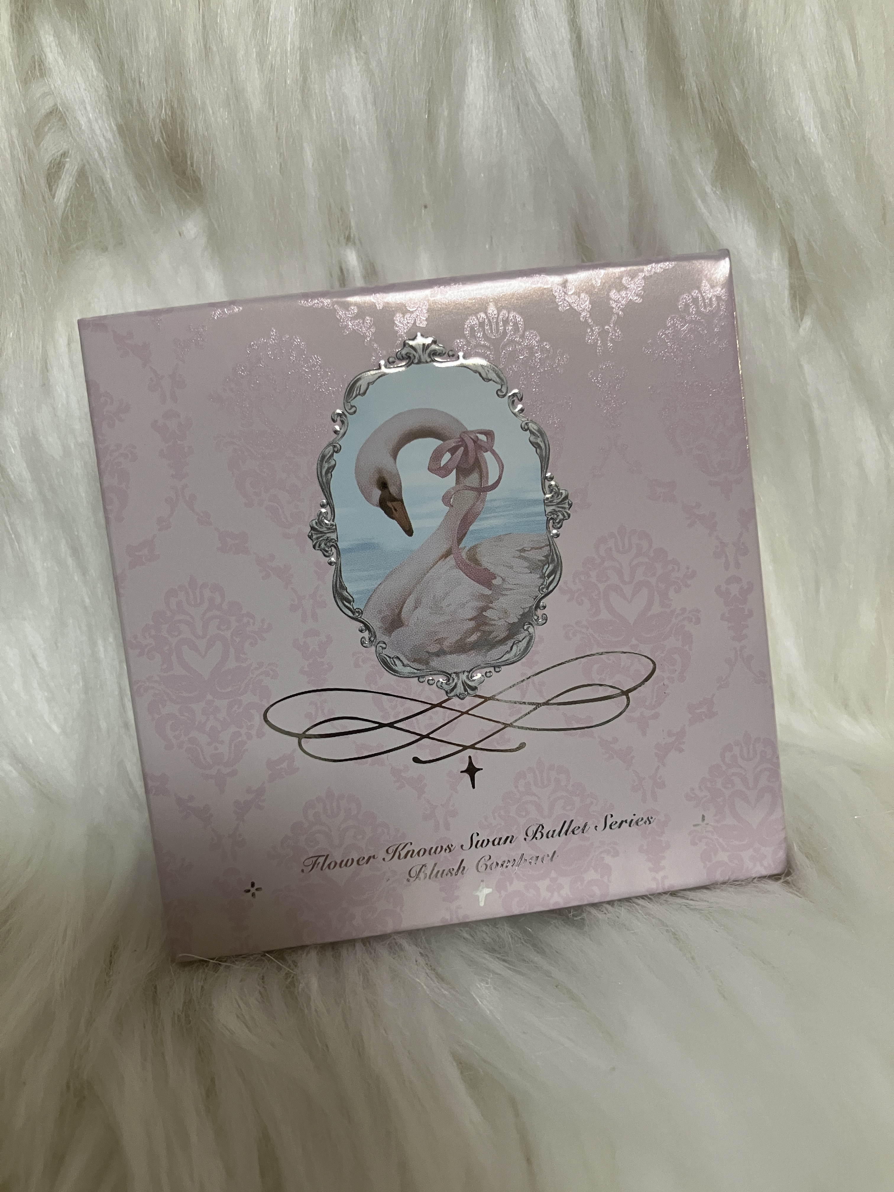 フラワーノーズ スワンバレエシリーズ ブラッシュコンパクト 02 ロマンチシズム/FlowerKnows/パウダーチークを使ったクチコミ（2枚目）