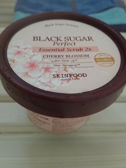 ブラックシュガー パーフェクトエッセンシャルスクラブ 2X チェリーブロッサム/SKINFOOD/洗い流すパック・マスクを使ったクチコミ(1枚目)