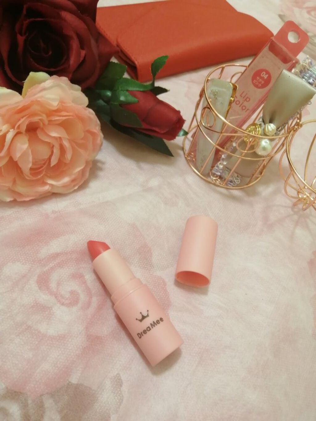 @DreameeW　@dreamee_wp
さんのDreaMeeリップを使ってみたよ(*^^*)！

容器がピンク色で　
カラーも桜ピンク色で
とっても可愛いんですっ💞

イラストも冠が描かれていて可愛い！！♥️

発色がよく、綺麗なピン
