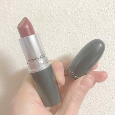 
前にも載せたんだけど、
ほんっとに秋冬可愛いリップ💄❤️

オススメのお色です！！！！

2、3枚目は色味が分かりやすいように
普通のカメラで加工なしです😢😢

#デュボネ#mac