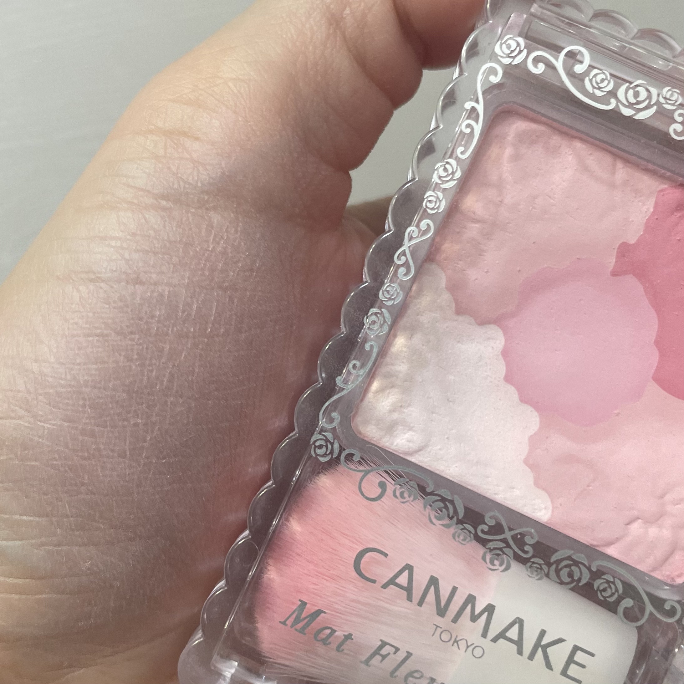 マットフルールチークス 02 マットガーリーローズ/キャンメイク/パウダーチークを使ったクチコミ（2枚目）