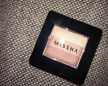 MISSHA トリプルアイシャドウ14番のレビューです🙌

こちらのアイシャドウは一度に3色の綺麗なグラデーションが作れるすごく便利な商品です♥️
使い方は指で3色のアイシャドウをなぞりそのままアイホー