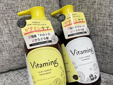 \指通りスルッとさらさら髪へ✨/
.
.
✔︎vitaming
SILKY REPAIR SHAMPOO&TREATMENT
.
.
@vitaming_official 様よりご提供していただきました✨✨
ありがとうございます😊
.
.
バイタミングは、『ビタミン』にフォーカスしたブランド❤︎ .
.
中でも。バイタミングヘアケアシリーズは、頭皮にもスキンケアレベルでしっかりと向き合いケアしてくれるもの。
今の髪から未来の髪までケア🥹✌️
.
.
しっとりまとまるビタミン保湿「モイスト」と指通りスルッとビタミンケア「シルキーリペア」の2種類展開👌
今回いただいたのは、ビタミンケアに特化したシルキーリペア💕💕
.
.
マンダリン&ピオニーの香りでめちゃくちゃいい香り✌️香の持続力も🙆‍♀️
.
.
7種類のビタミン、シア油をはじめとした6種類の植物オイルが配合。
効率よくビタミンをお肌に取り入れることができます✨✨
.
.
さらに、7種の機能性毛髪補修成分が配合。
ダメージを補修し、サラサラとハリのある髪へ導いてくれます👍
4種類の保湿成分も髪の潤いに満ちたまとまりのある髪の毛へ🥺🖤
まさに指通りスルッとさらさら髪に仕上がる🥹
お風呂上がりブラッシングいらないくらいサラサラでめちゃくちゃお気に入り！！！
.
.
#バイタミング #vitaming #シャンプー #トリートメント #ヘアケア #ヘアケアアイテム #ヘアケア好き  #コスメ好き #コスメ #コスメマニア #コスメレビュー #コスメ部 #コスメ購入品 #コスメレポ #コスメ好き #おすすめコスメ #スキンケア #スキンケアマニアの画像 その1