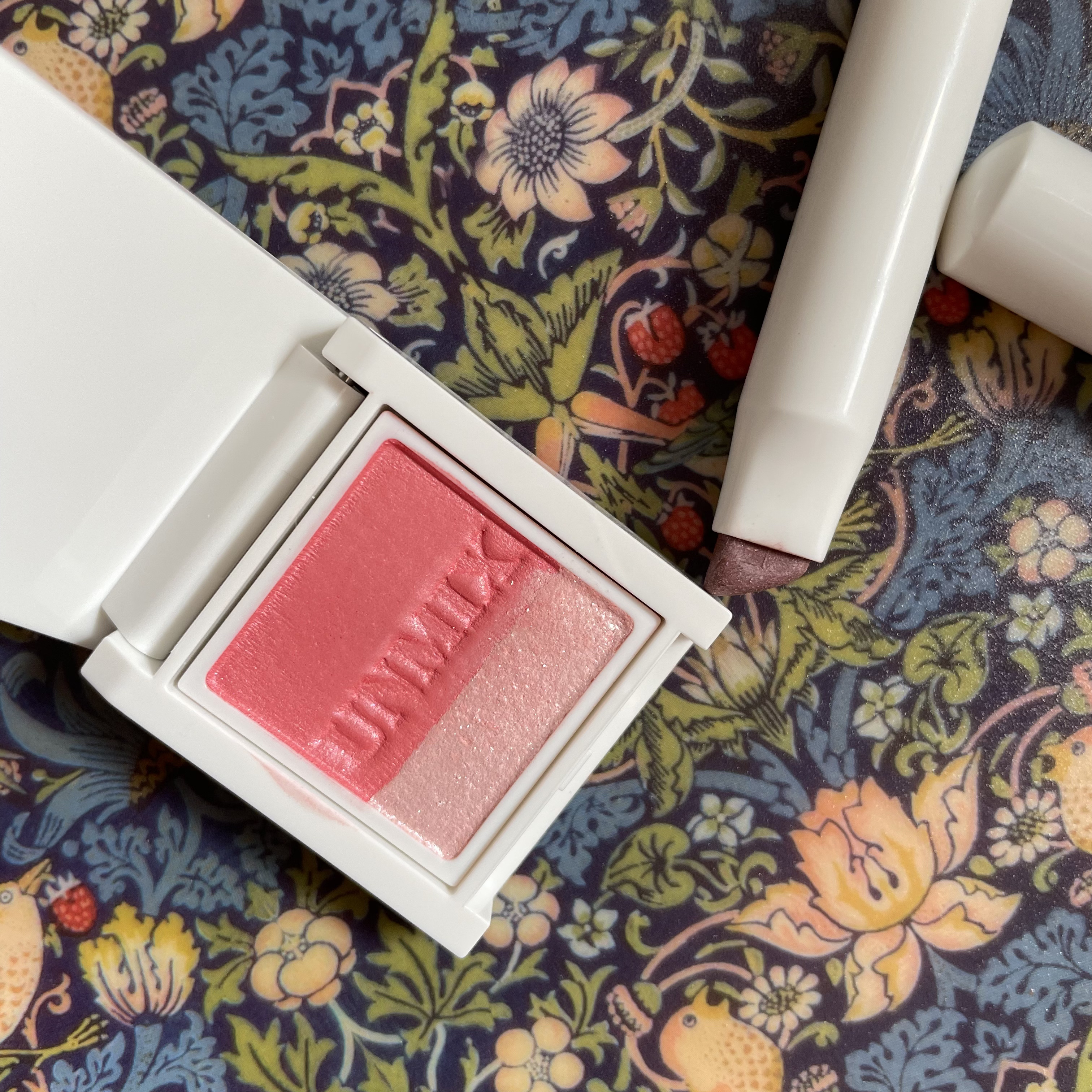 アイシャドーペン 01 ピンクシャドー/UNMIX/スティックアイシャドウを使ったクチコミ（2枚目）