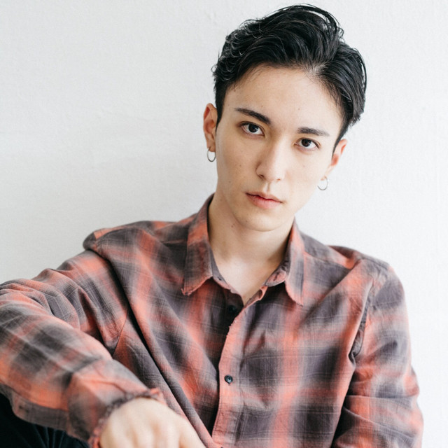 かきあげ前髪の男性