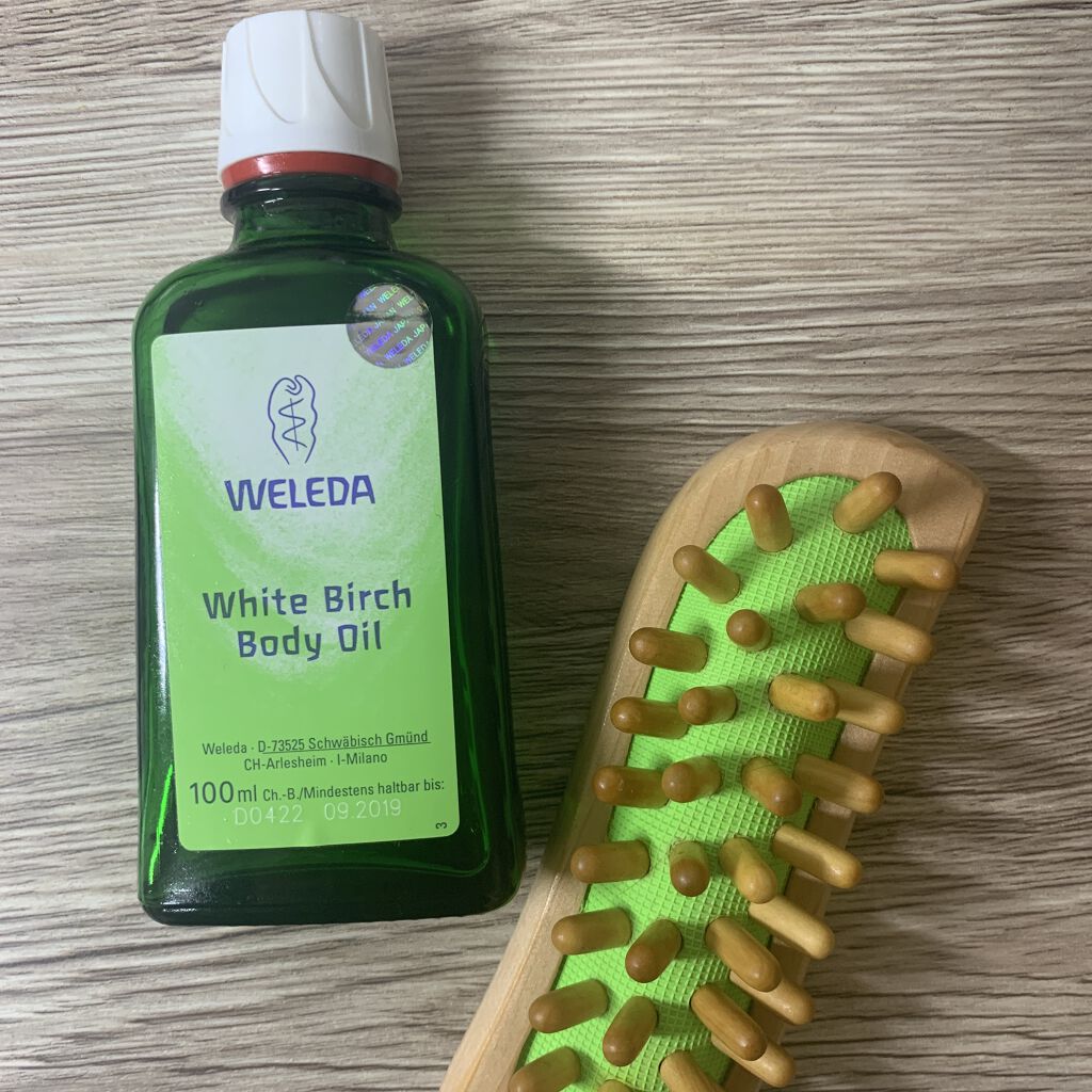 お風呂上がりのマッサージ🧺WELEDAホワイトバーチボディオイルとボディシェイプブラシ🤙🏻

香りも使い心地もだいすき。
ボディシェイプブラシを使うとさらに
マッサージしやすくなりますよ🙂

夏までにセルライト撃退したい〜
今年はシ