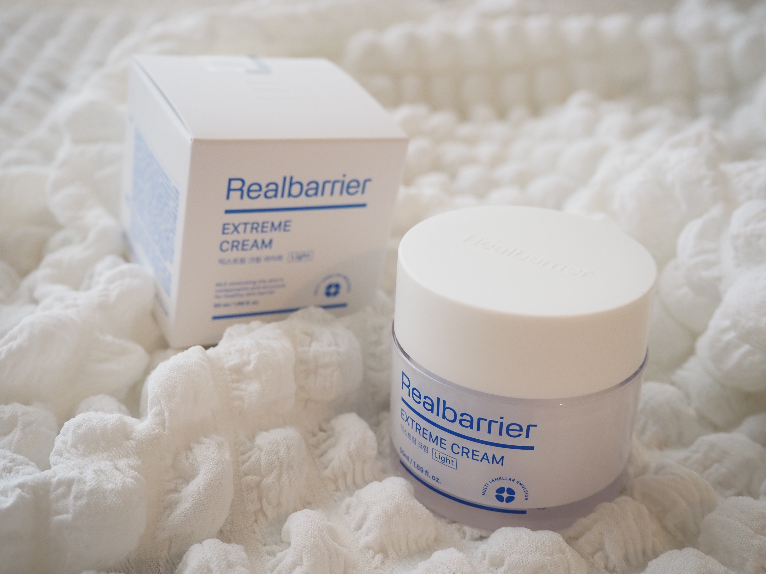 以前、エクストリームクリームオリジナルを使ったことがあったのですが
混合肌の私にとっては重たくて、好みではありませんでした。

でも成分などには魅力を感じていたのでエクストリームクリームライトを使ってみることに。
柔らかい生クリームのような