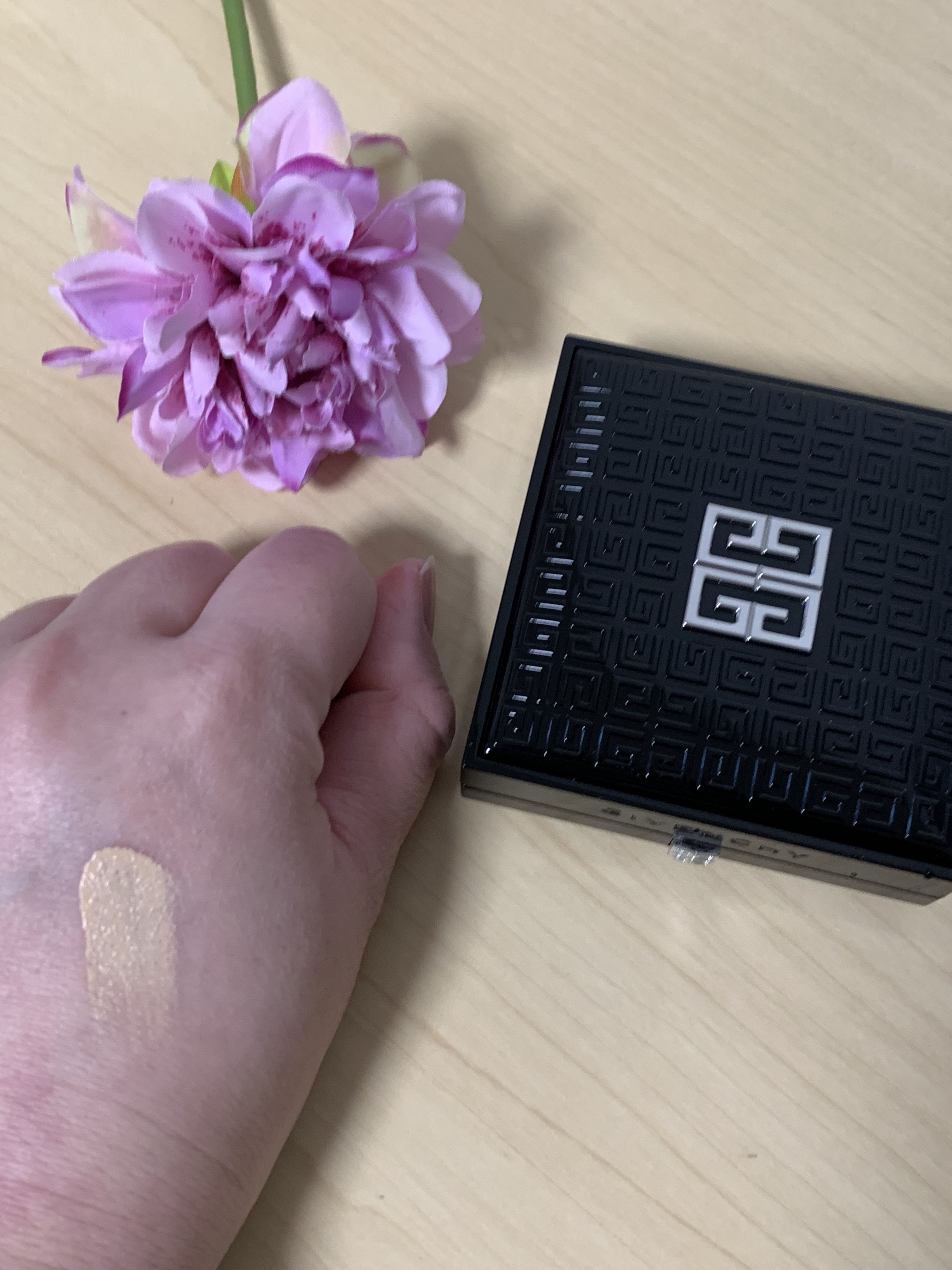 プリズム・リーブル・スキンケアリング・グロウ・クッション/GIVENCHY/クッションファンデーションを使ったクチコミ（3枚目）