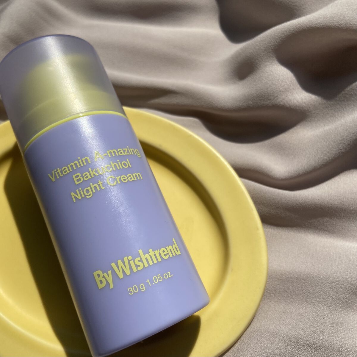 思いっきり朝使うつもりでバクチオールのクリームをポチッとしたんですが、ちゃんと夜推奨と書いてありました😂

バクチオールだけじゃなくてレチナールも配合されてたのね🤣

硬め、とても黄色いテクスチャーです。
ちょっと原料臭みたいな、独特な
