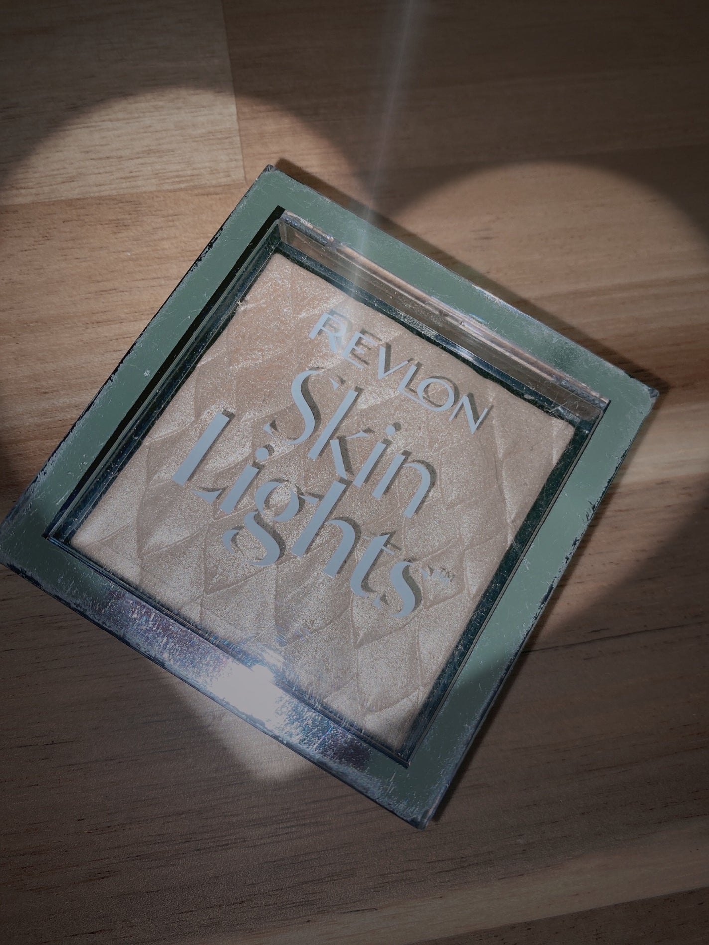 スキンライト プリズマティック ハイライター/REVLON/プレストパウダーを使ったクチコミ(1枚目)