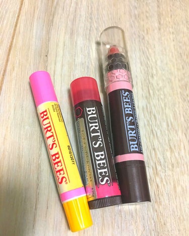 Burt's bees 
アメリカ製
100%ナチュラルな色付きリップ達（╹◡╹）

画像1、2から
💋リップシマー ストロベリー 細かいシルバーラメ入り白ピンク シアーなので浮かない。ミント匂い塗った