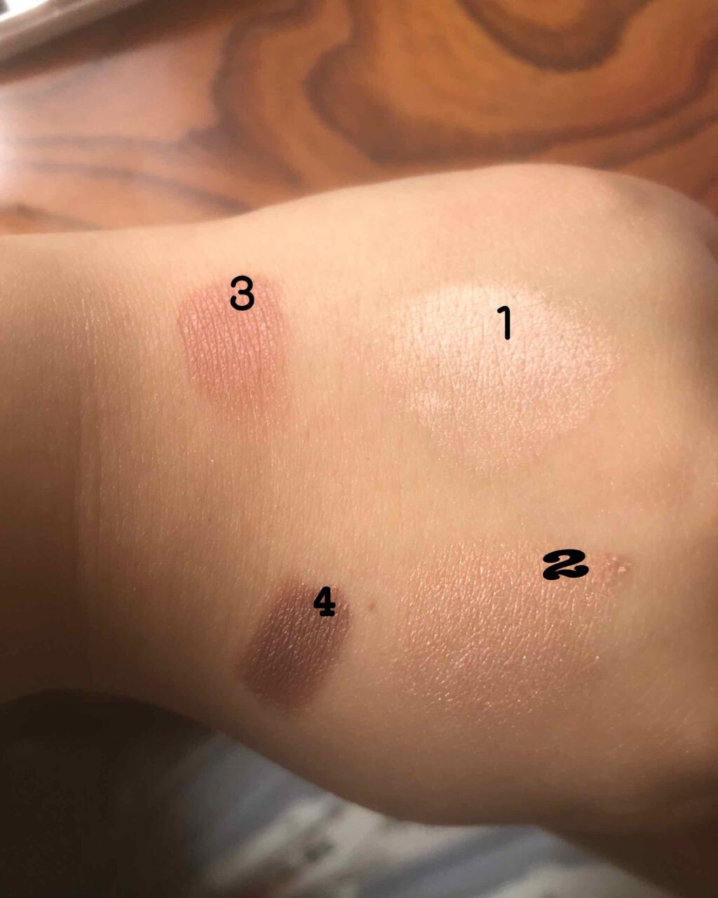 RINE on LIPS 「こんにちは!去年の12月に発売したアイシャドウレビューします!..」(2枚目)