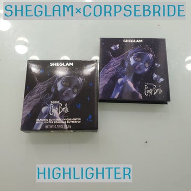 SHEINで買ったSHEGLAMと映画コープスブライドのコラボコスメのハイライターのレビュー。
２枚目が静止画のスウォッチ、３枚目が動画のスウォッチ。

パッケージは角度によって、エミリーのイラストと蝶