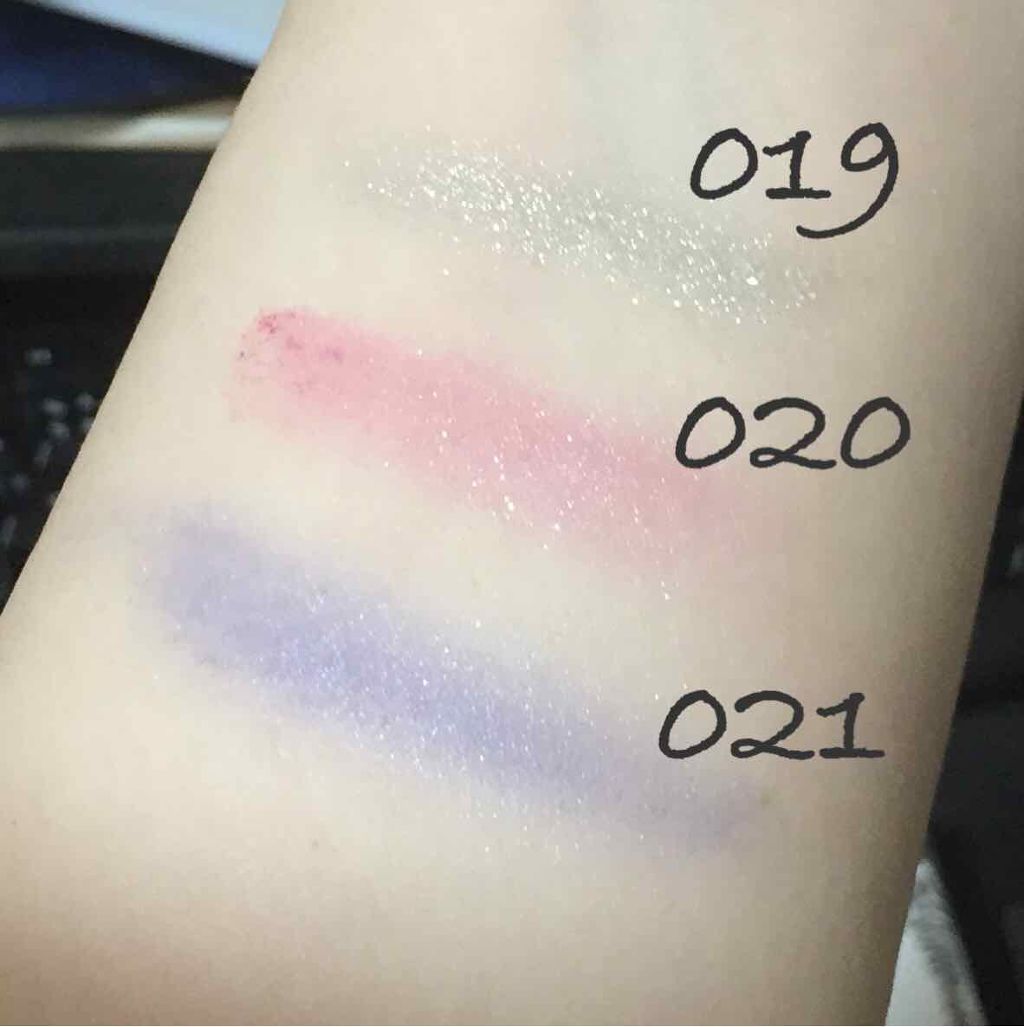 プリズム パウダーアイカラー 019 クリスタルシルバー/リンメル ロンドン/単色アイシャドウを使ったクチコミ（2枚目）