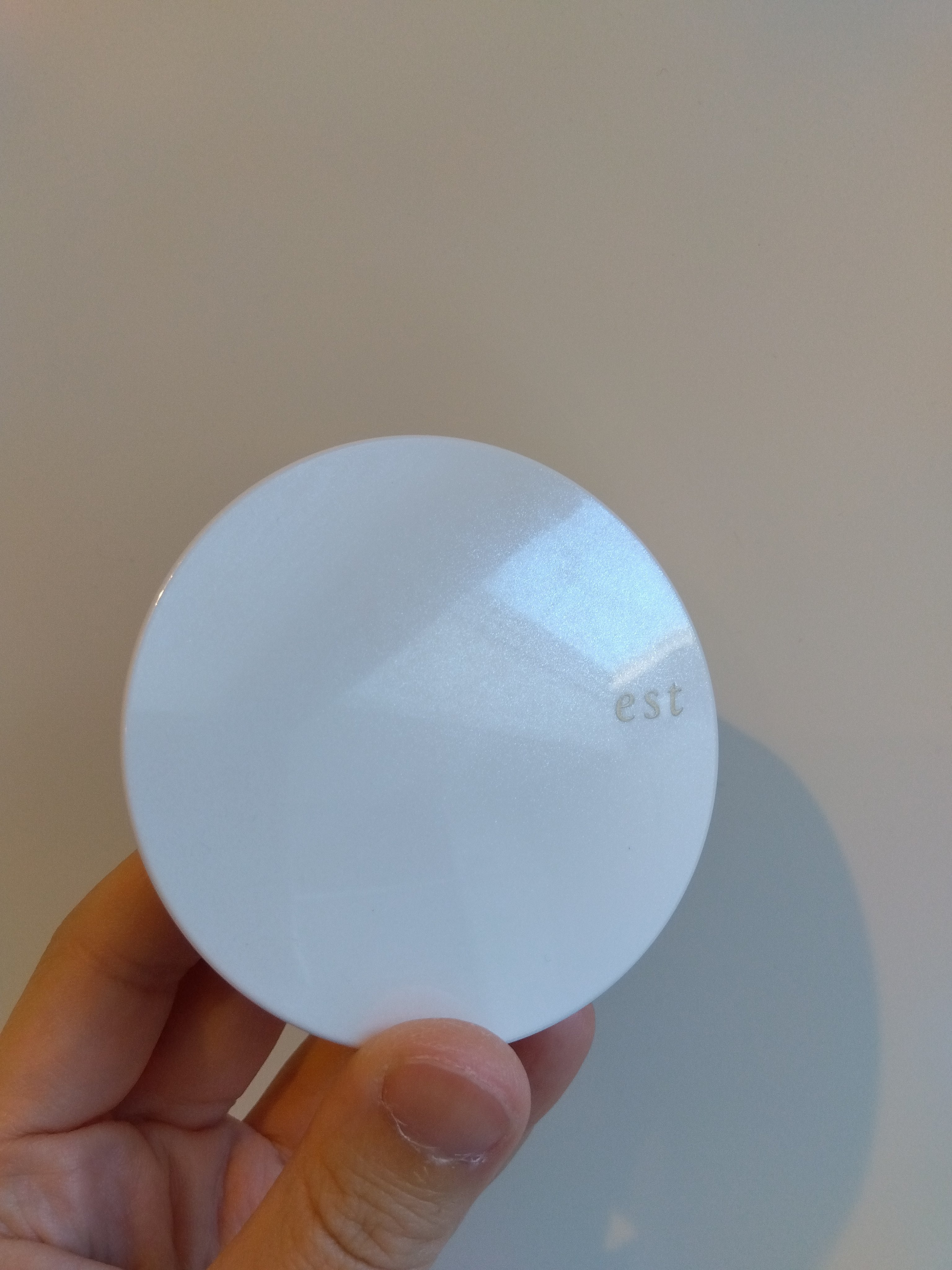 ４月に購入して
とても、使い心地が良いので　オススメします！

estラスティング クラリティ ルースパウダー2024年版

１年半使用して、デコルテのパウダーを使い切り！

パウダーを探していた時に　購入してみました。
中はネットになって