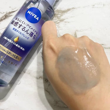 .

メイクが瞬感するん落ち！
ニベアの美容オイルクレンズ💆‍♀️💕

オイルだけどリキッドのような
サラッとしたテクスチャーで、
こすらずスルンとメイクがすっきり✨✨
毛穴汚れもすっきり♡
ふわっと良い香りもする〜💐


#モニター企画_ニベア美容オイルクレンズ #ニベア #クレンジングオイル #クレンジング #メイク落とし #スキンケアの画像 その2