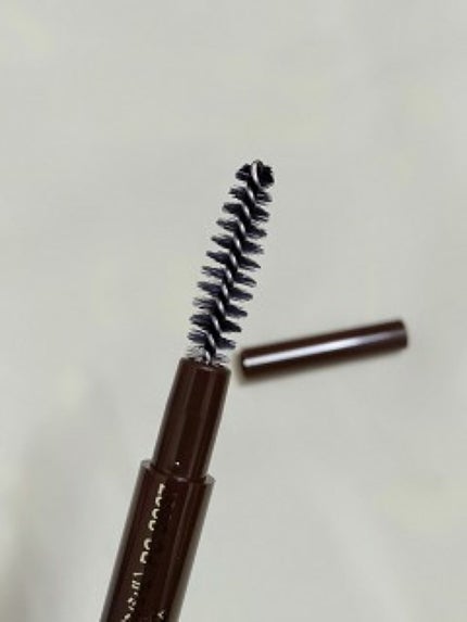 ブロウラッシュ ブロウラッシュEX デュアルペンシルブロウのクチコミ「芯が楕円になっているので角度を変えてラインも自在に描けるのでとても使いやすい。
単色のラ.....」(2枚目)