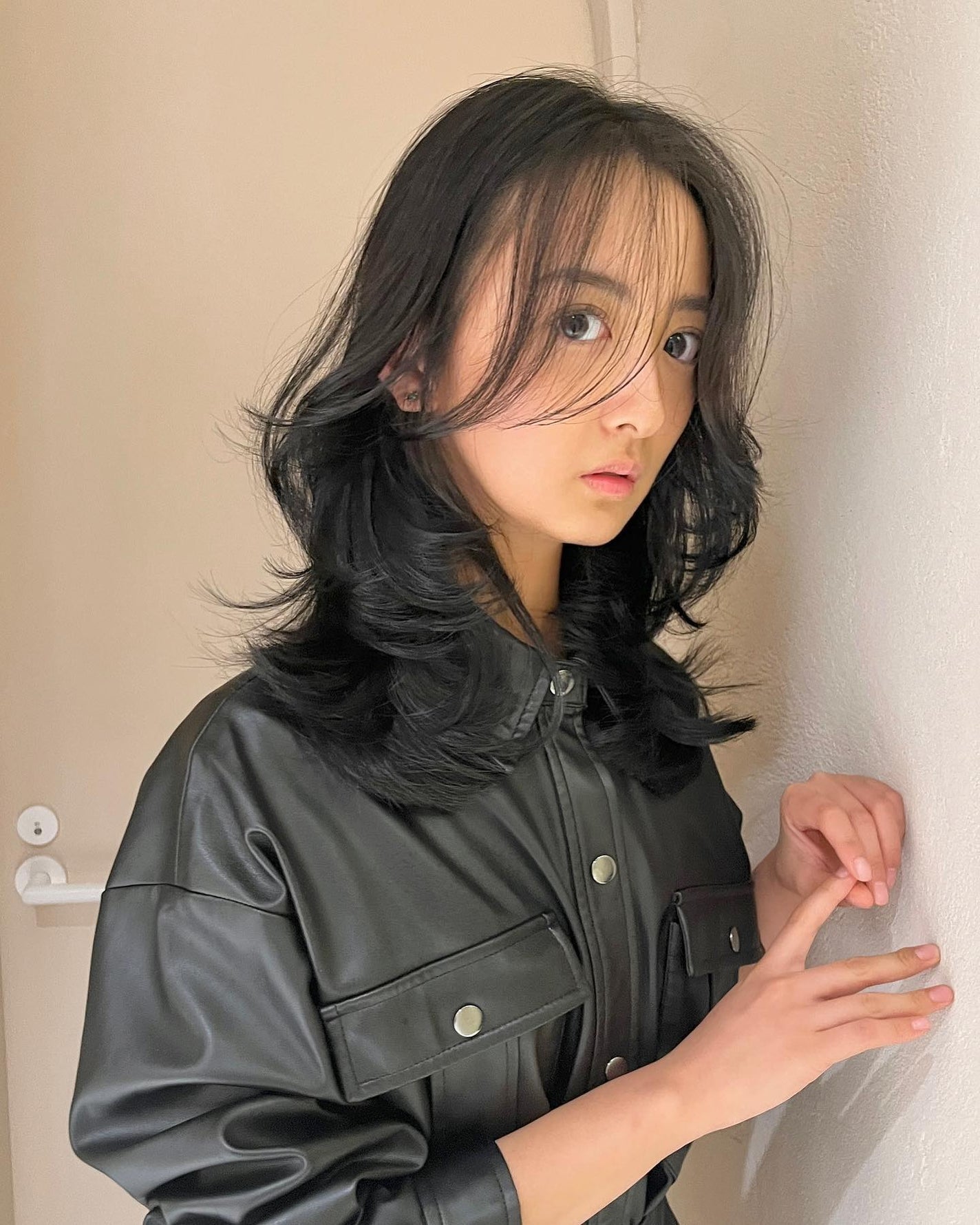 HARUNA on LIPS 「海外風な、お洒落レイヤースタイル🇬🇧です!ふわっと巻きやすいレ..」(2枚目)