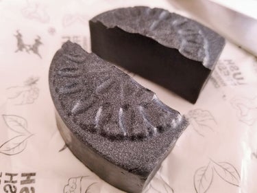 ラッシュ ブラックビューティー(コールフェイス)のクチコミ「LUSH 洗顔ソープ
〖ブラックビューティ〗

価格：¥1,350/100g
洗浄力：◎
保湿.....」（2枚目）