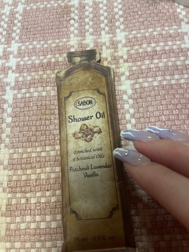 SABON  シャワーオイル パチュリ・ラベンダー・バニラのクチコミ「SABON
シャワーオイル パチュリ・ラベンダー・バニラ


スクラブを購入した際にサンプルで.....」（1枚目）