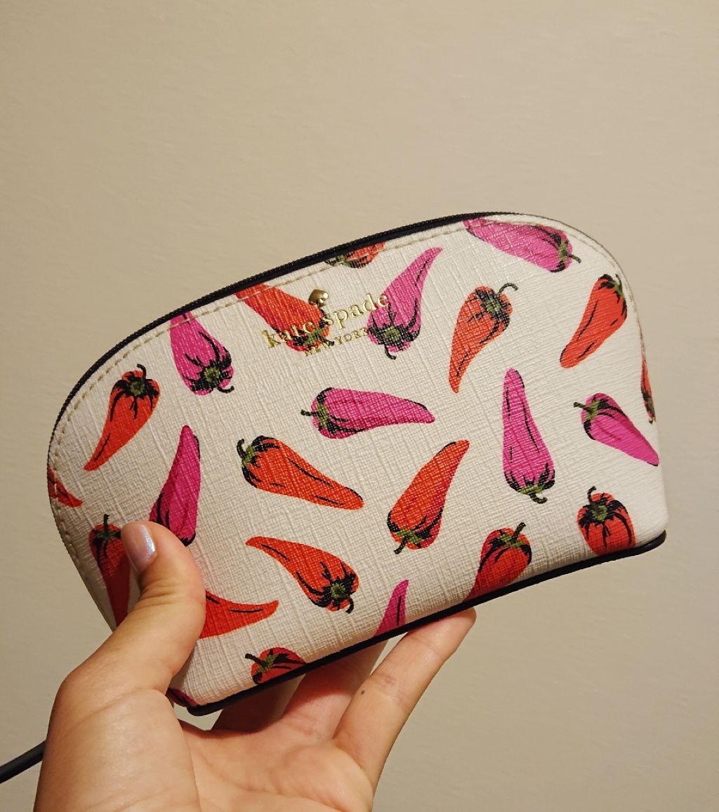 Kate Spade New York ポーチ

前回につづき、旅コスメ！
ではなく旅コスメを収納しているお気に入りのポーチ♥️
三菱系のアウトレットでこれと、もうひとまわり小さいポーチがセットになっていました。
それまでポーチはころころと