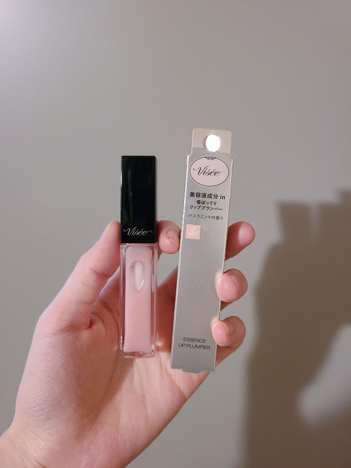 【使った商品】
Visée エッセンス リッププランパー SP001
【色味】
透明に近いピンクです
【質感】
しっとりめ
【保湿】
◎
【良いところ】
某デパコスのプランプ効果のあるリップのように使用できます。
他のカラバリの点では某デパ