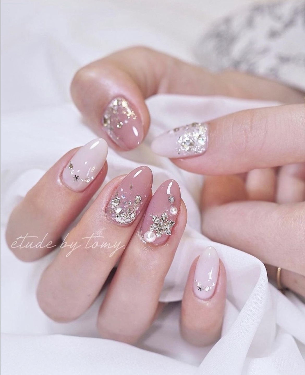 12/19 新発売 @reagel.nail 
新色S048を早速お使い頂きました🥹💕
⁡
【使用カラー】
🆕S048コーラルローズピンク
・S039乳白色ピンク
・G04シルバーラメホロ
⁡
肌なじみのよいほんのりコーラルなピンクは