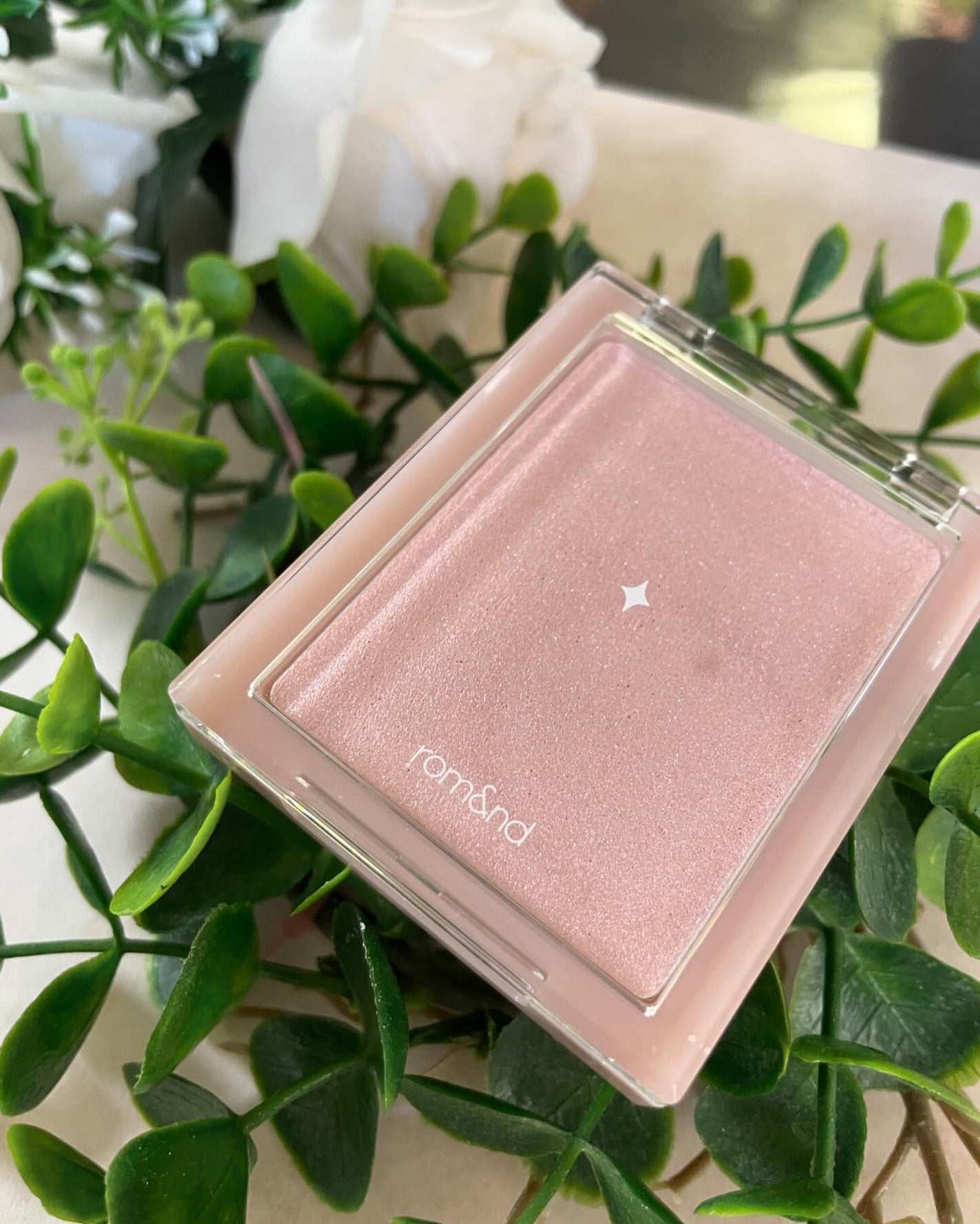 ぱすかる on LIPS 「軽くシルキーな質感·͜·ᰔᩚ艶感を与えてくれるハイライター(*..」(4枚目)