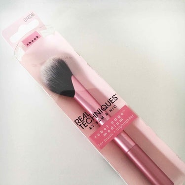 Real techinques rebel edge medium for blush + highlighter

納得のいくチークブラシになかなか出会えなかったけど、これは斜めにカットされてて頬にフ