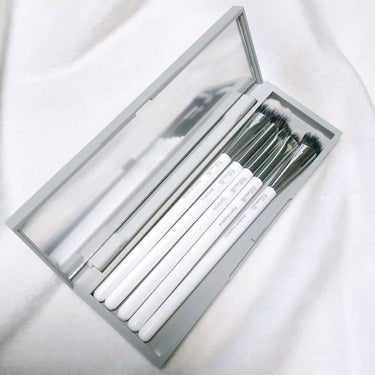 
fillimilli
eye make up brush set

┈┈┈┈┈┈┈┈┈┈┈┈┈┈┈┈┈┈┈┈┈

ベースメイクからポイントアイメイクまでできる5種類のアイメイクブラシ。クリームタイプも使用可能。


ふわふわの柔らかい毛質で肌触りも良く、使いやすくてお気に入り♡

おすすめのブラシセットです🧸𖤐⡱

#fillimilli #フィリミリ #アイメイクブラシセット  #正直レビュー 

の画像 その0