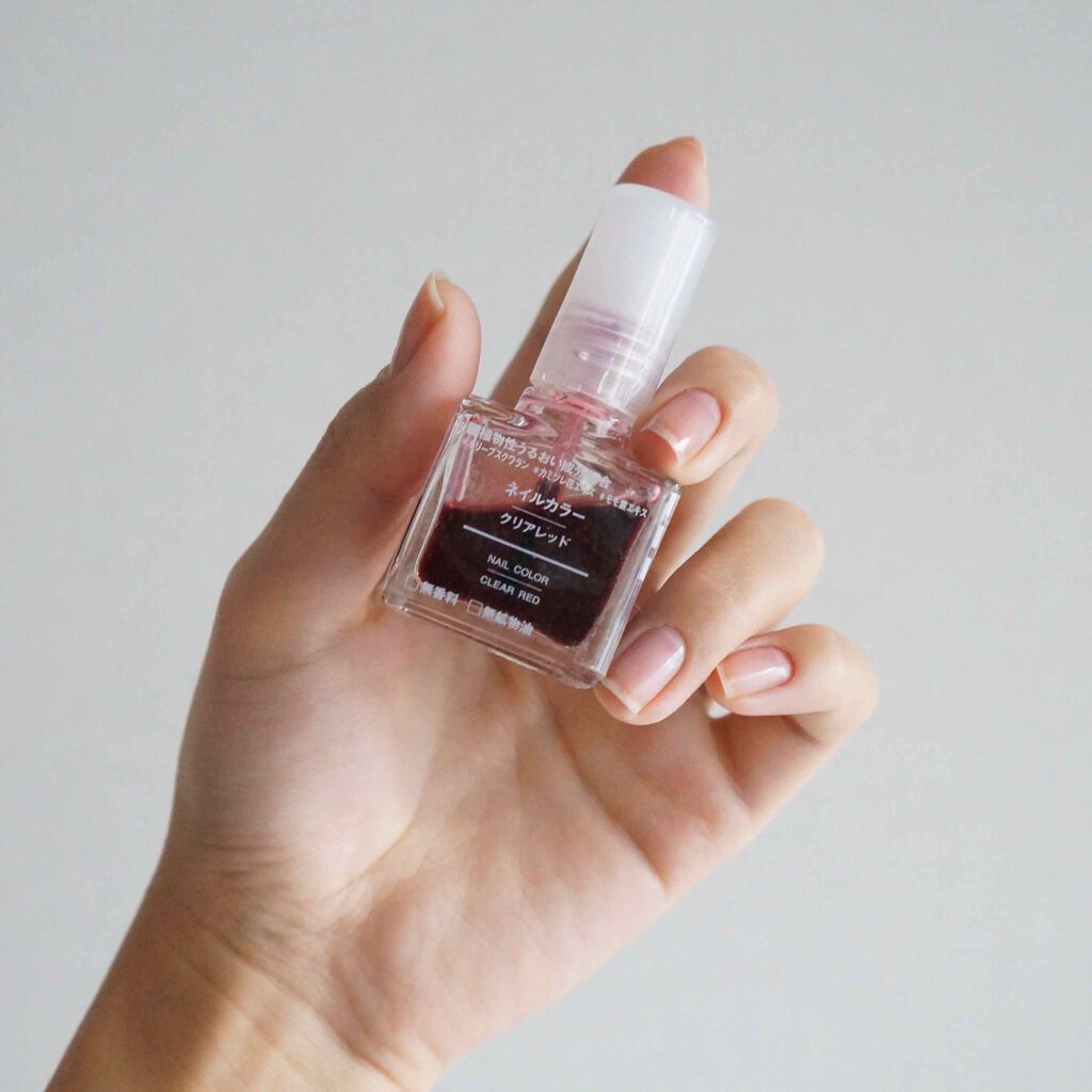 すっぴん風のツヤツヤピンクな爪を作れる、無印の血豆色ネイル。
ぱっと見はどす黒いけれど、塗るとかなり薄い色に出るので仕上がりはナチュラル。塗っている感があまりなくて、よく磨いた血行のいい爪に見える。

ややムラになりやすいので、刷毛はよくし