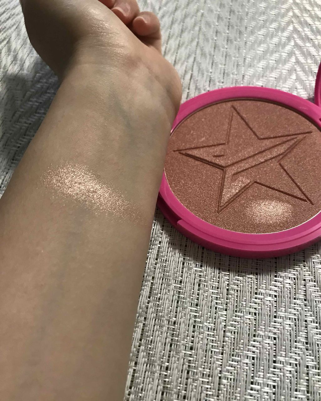 Jeffree Star Cosmetics skinfrostのクチコミ「ジェフリー スターコスメティクスのスキンフロスト ピーチゴッデスになります。


こちらはビカ.....」（3枚目）