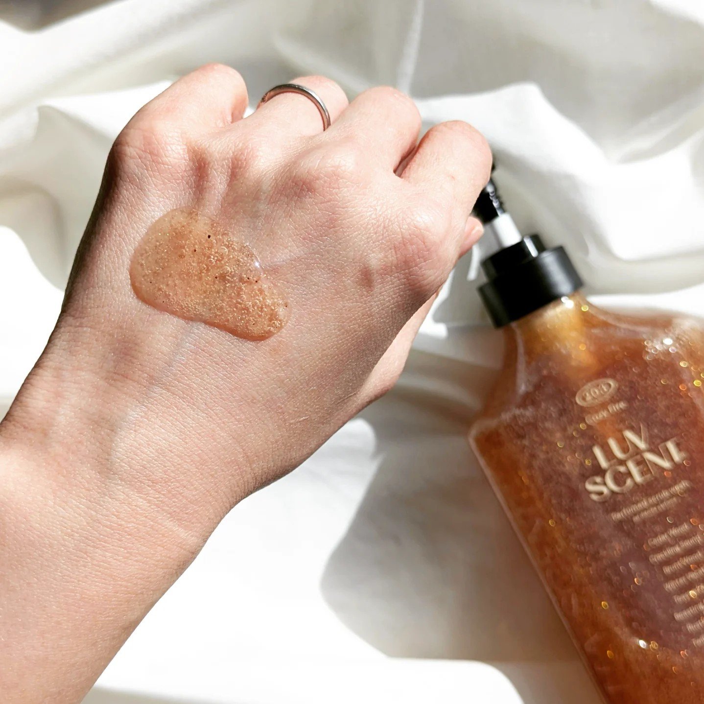 スクラブボディウォッシュ コージーファイヤー シダーウッド/LUV SCENT/ボディスクラブを使ったクチコミ（3枚目）