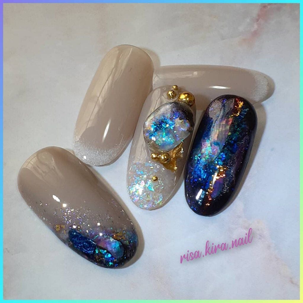 r.kira.nail on LIPS 「こんな天然石あったらいいな~😆✨輝く幻想的なネイルが好きです🤗..」(1枚目)