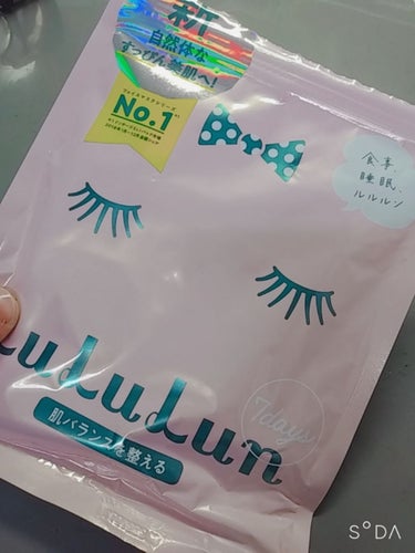 今回はフェイスパックです！🐰🐰
この商品は人からの頂き物です！
LuLuLunの肌のバランスを整えるタイプです！
あまりフェイスパックは使わなかったのですが、今回使ってみてとてもモッチリしたのが良かった