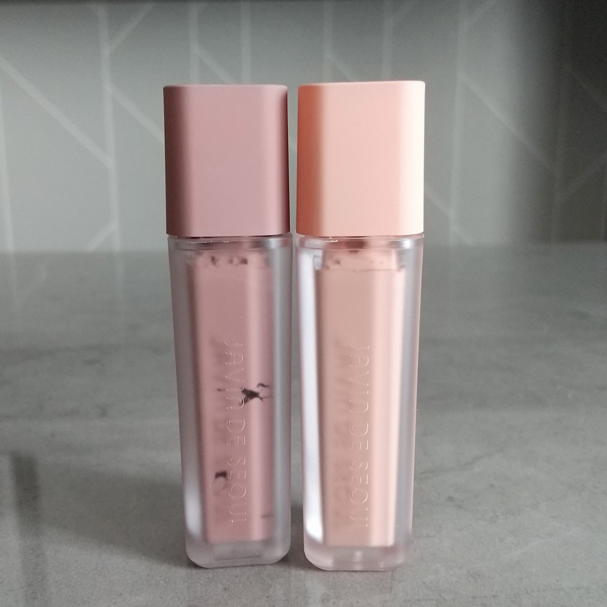 目元を綺麗に見せてくれるカラープライマー。
アイシャドウ、アイブロウマスカラ、チーク、リップ、ハイライトなどなど、マルチに使うことができます。
15色展開なので、気分や好みにあわせて好きなカラーを選べますね。

今回私が使っているのは05の