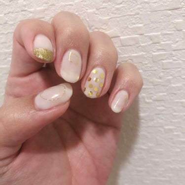 初夏のセルフジェルネイル💅
クリーム色のカラージェルをクリアジェルと混ぜてシアーにしました。
ワイヤー、ホログラムを使用したのと、キャンドゥで購入した「しずくネイル」のワイヤー風シールも使用しました🙋🏻