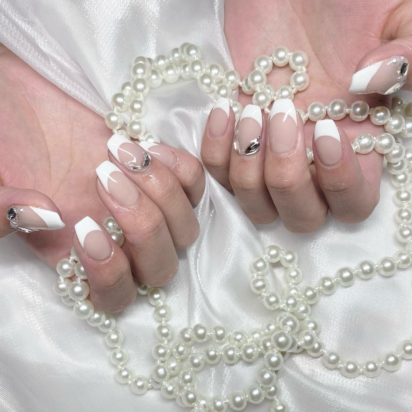 #フレンチネイル,#きれいめネイル,#ビジューネイル,#オフィスネイル,#ウエディングネイル,#ブライダルネイル,#ワンホンネイル,#韓国ネイル,#ホワイトネイル,#大人ネイル,#ネイル,#シンプルネイル,#トレンドネイルのネイルデザイン