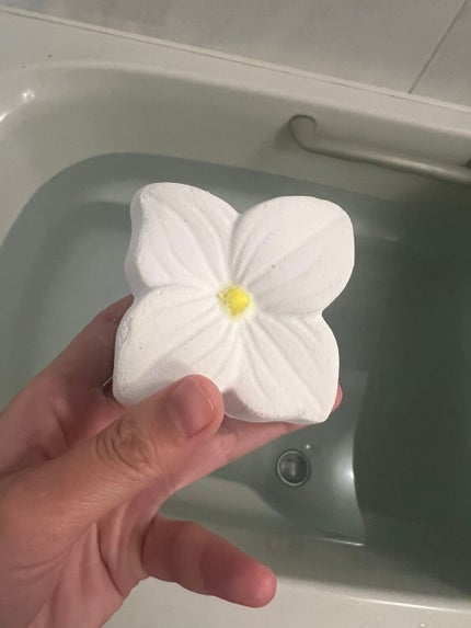 ラッシュ フローラル ボムのクチコミ「ラッシュフローラル ボム
お肌ツルツルになりました。お風呂の色は白くなってました✨いい感じ.....」(1枚目)