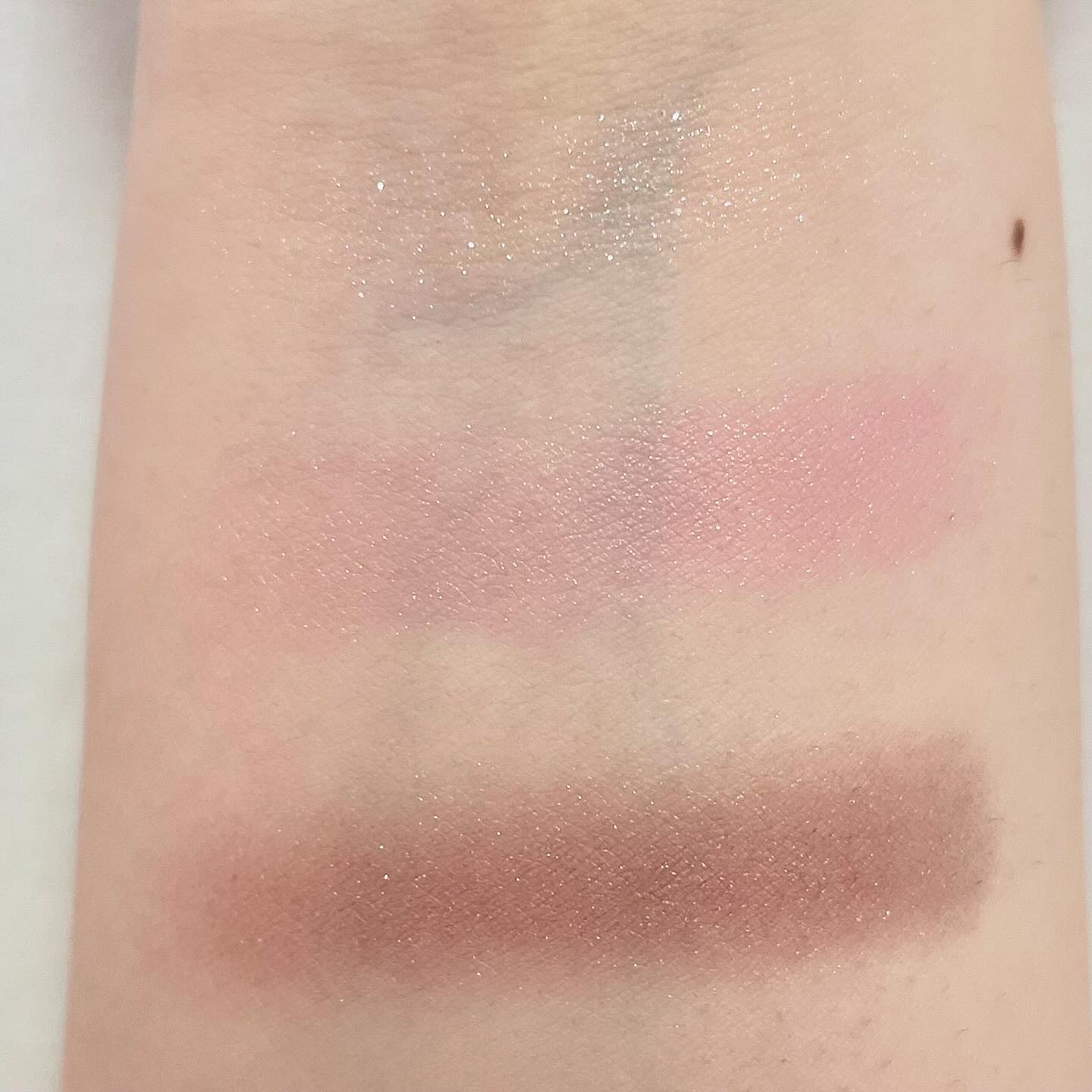 キャンメイク ジューシーピュアアイズのクチコミ「\ラメ好きさん必見/

今回はラメがキラッキラで華やかなピンクアイシャドウを紹介します！

ෆ.....」（3枚目）