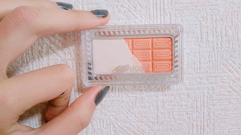 みゆ on LIPS 「左はハイライトで右がチーク!!とても可愛い💕チョコの形なんだよ..」(1枚目)