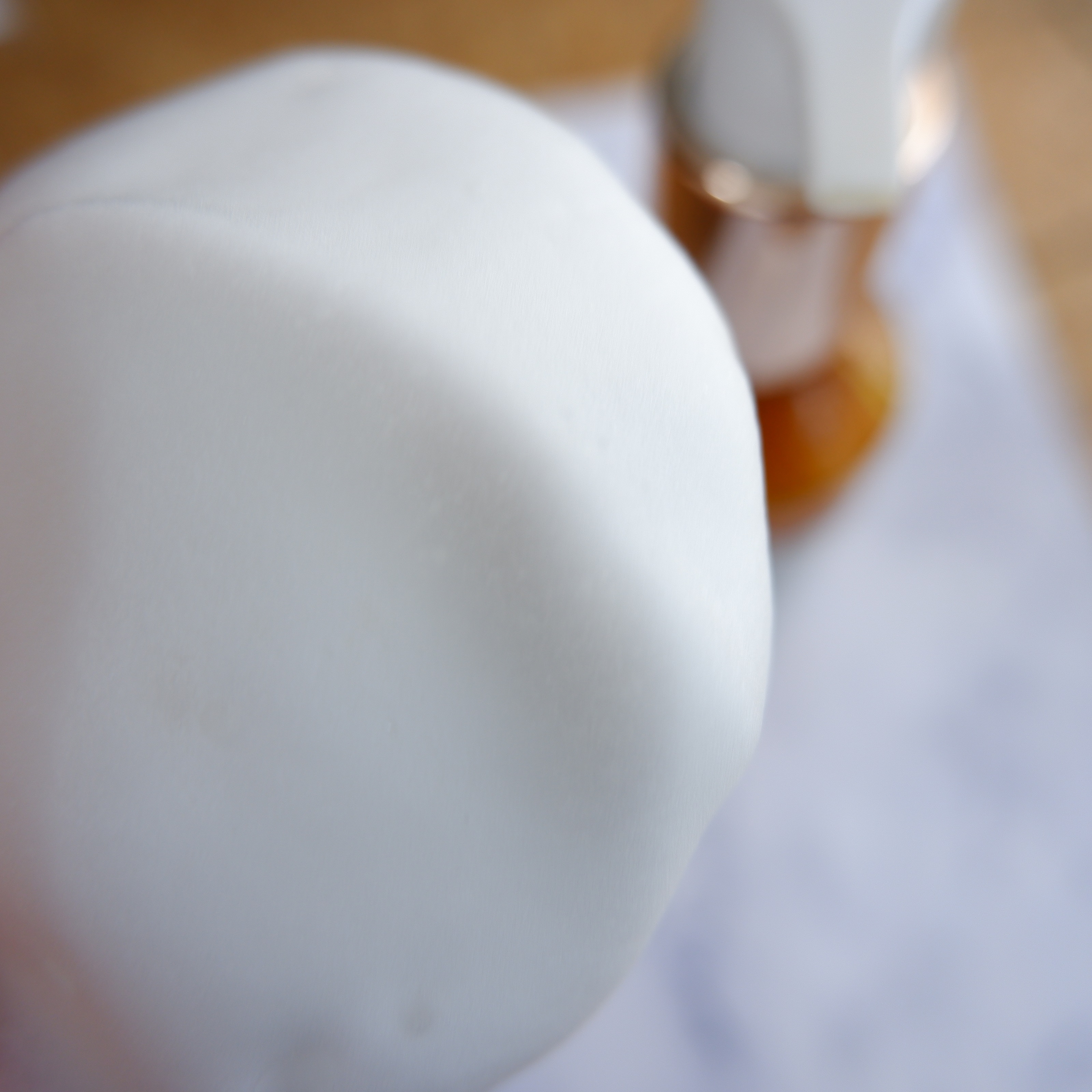 ダルバ ホワイトトリュフオイルセラムボディクレンザーのクチコミ「やさしく洗浄し、肌をしっとりと仕上げるセラムボディクレンザーです。

中身はとろみのある褐色の.....」（3枚目）