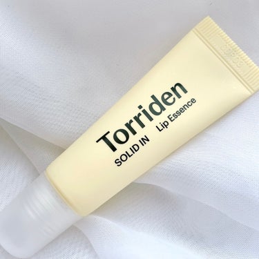 唇の乾燥が気になる人におすすめのリップエッセンス😌💄韓国のバズリップが日本にきたよ🇯🇵

Torridenのソリッドイン リップエッセンスをスウォッチしたよ✨️☺️

Torriden
ソリッドイン リップエッセンス
容量 11ml

1本で保湿、角質ケア、スリーピングパックとして使える3way💄

保湿成分のオーガニックホホバオイル5％と3種の植物オイル配合🫶

クリアなリップエッセンスで、寝る前にたっぷり塗ってリップパックしてつかうよ⸜ ♡ ⸝

チューブタイプで手が汚れない所も良い🙆‍♀️✨️

つけるとぷるんッとした唇になってしっとり😌🌸

気になる人はチェックしてみてね✨️

#PR
#Torriden
#トリデン
#ソリッドインリップ
#セラミドリップ
#韓国コスメの画像 その2