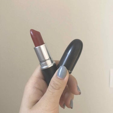 【MAC mattelip #602 CHILI】

オレンジ系のマットリップ💄
マットリップだけど塗りやすい！
私はちょっと乾燥するのが気になるのでこのリップを塗る前にモアリップを下地に塗ってます🙌 