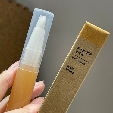 【使った商品】
無印良品ネイルケアオイル
【使用感】
サラッとしたオイル
【良いところ】
ベタつかない。あと無香料だから香り付きのハンドクリームと併用できる！
【イマイチなところ】
今の所ない。

──