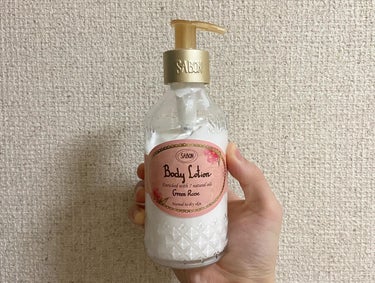 ✔︎ #savon body lotion 

ずっと愛用してるサボンのボディローション🥰
今回は瓶タイプのもの。
いろんな香りがあるので、好みのものを選べる！
このグリーンローズの香りは何回もリピ❤️