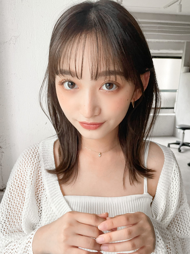 ストレートヘアの女性